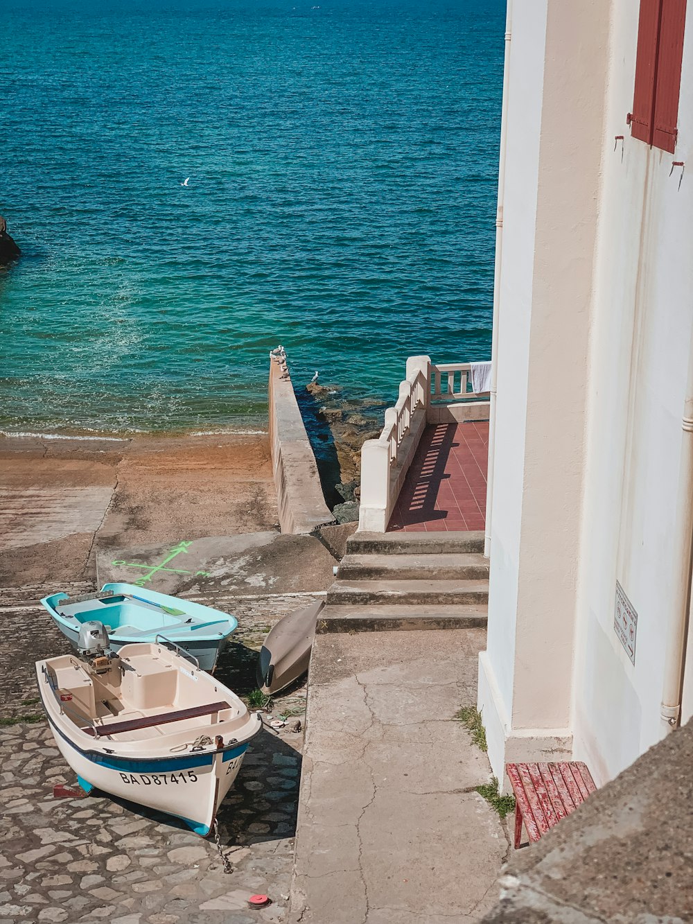 ein paar Boote, die im Wasser sitzen