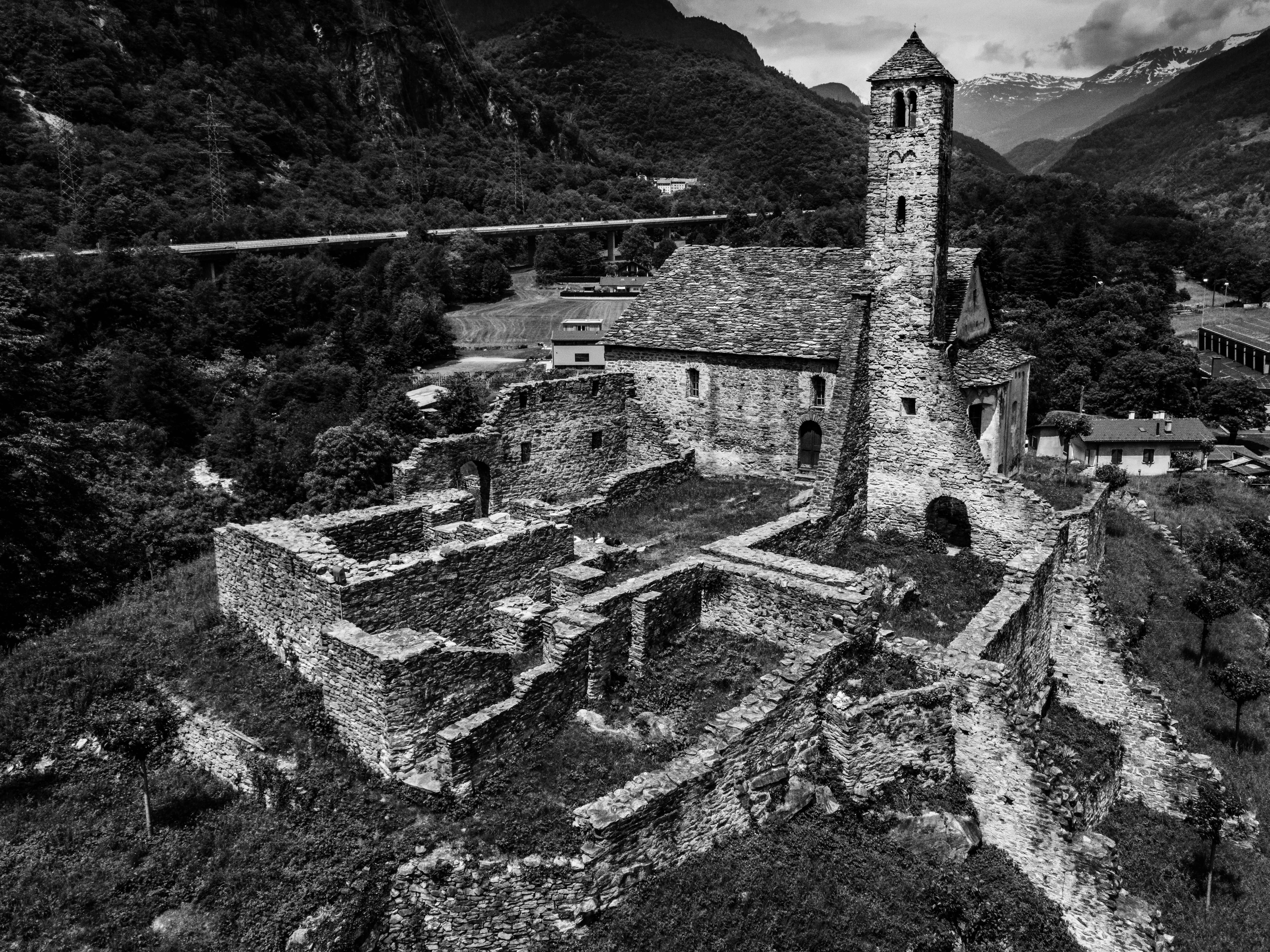 Una foto in bianco e nero di un vecchio castello