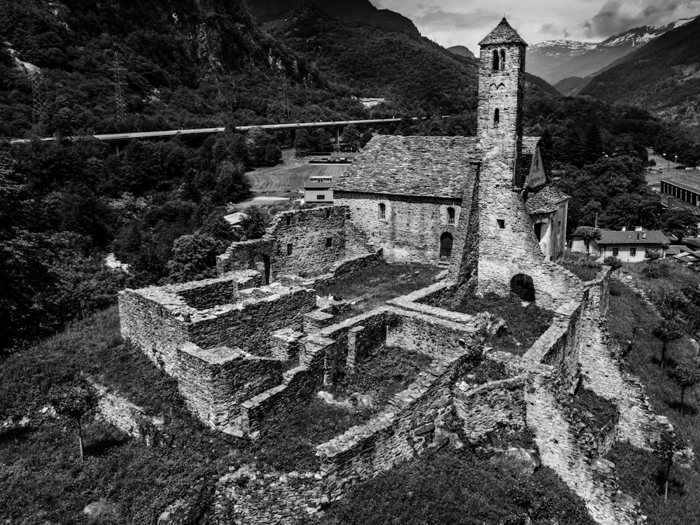 Une photo en noir et blanc d’un vieux château