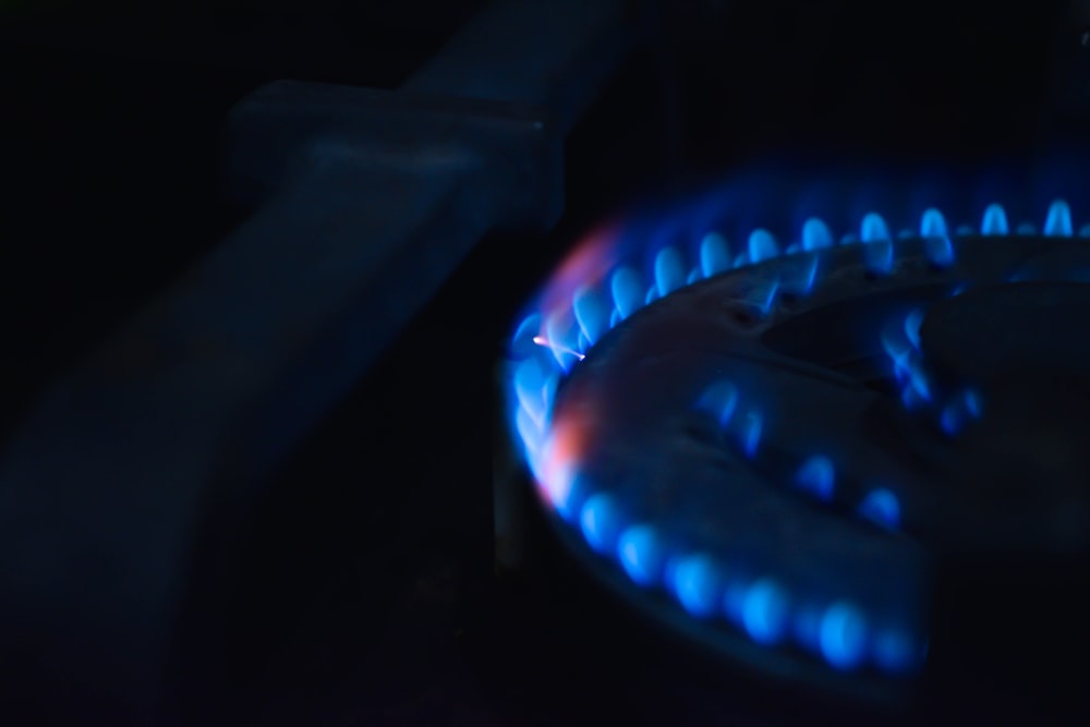 Un primer plano de una llama azul en una estufa