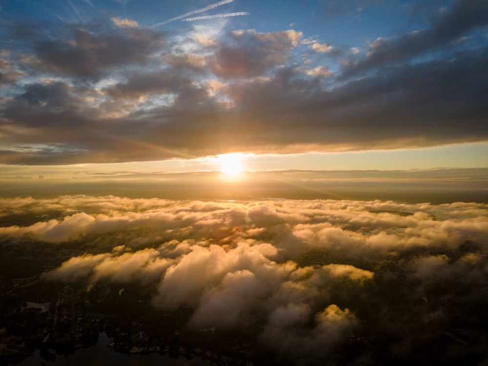 Il sole sta tramontando sulle nuvole nel cielo