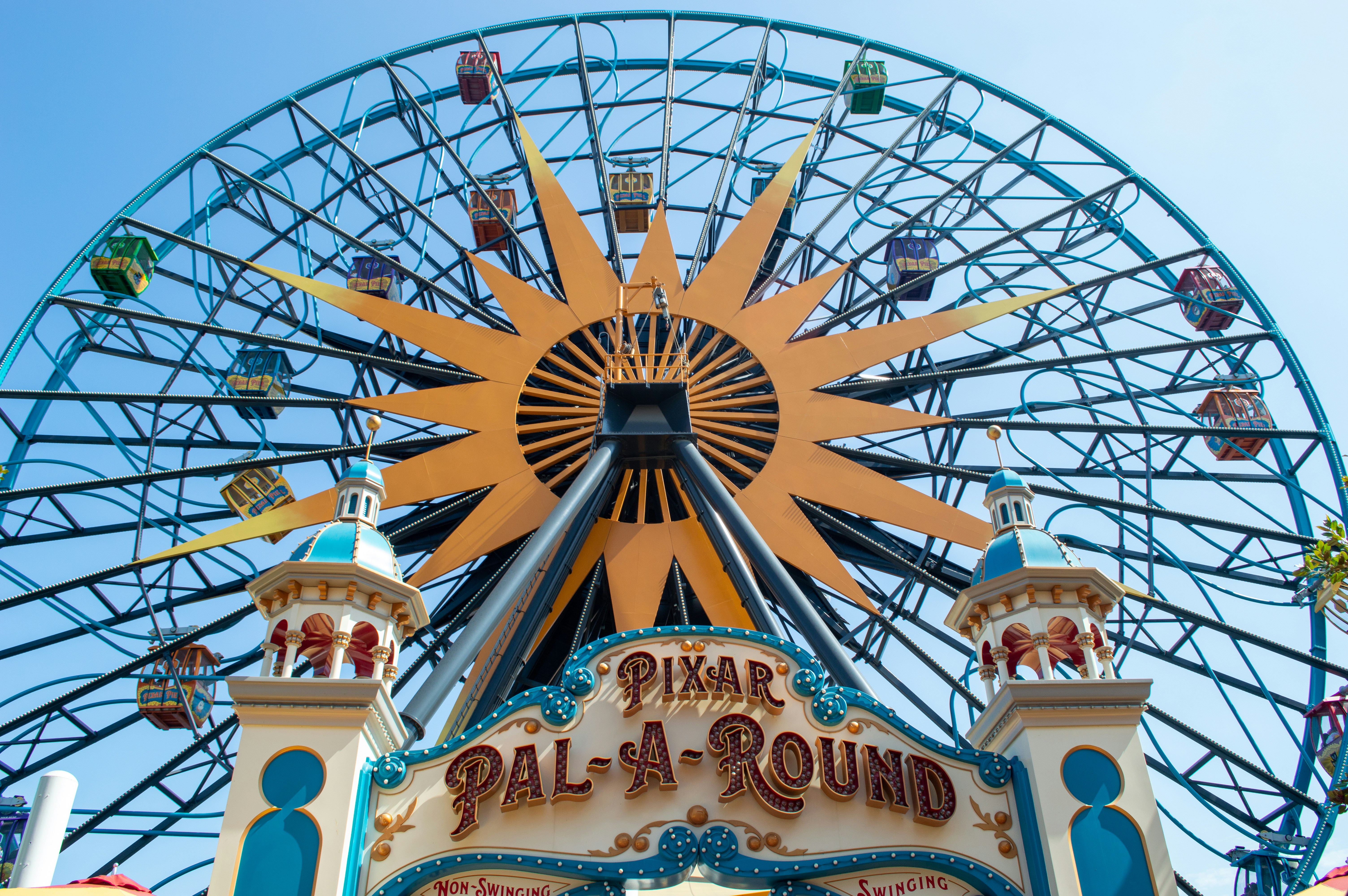 Un manège de carnaval avec une grande roue en arrière-plan