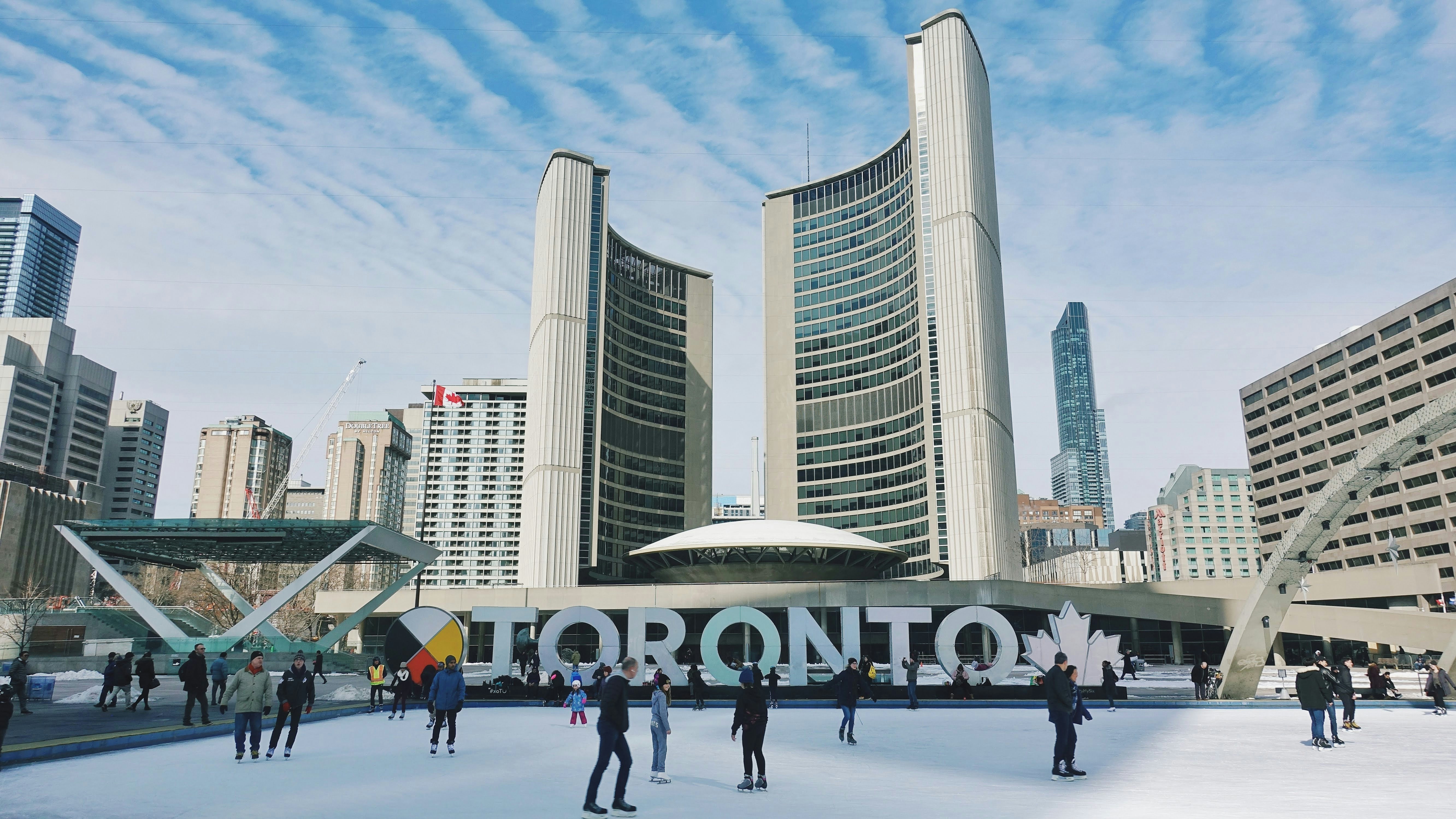 建物の前に立つ人々のグループ