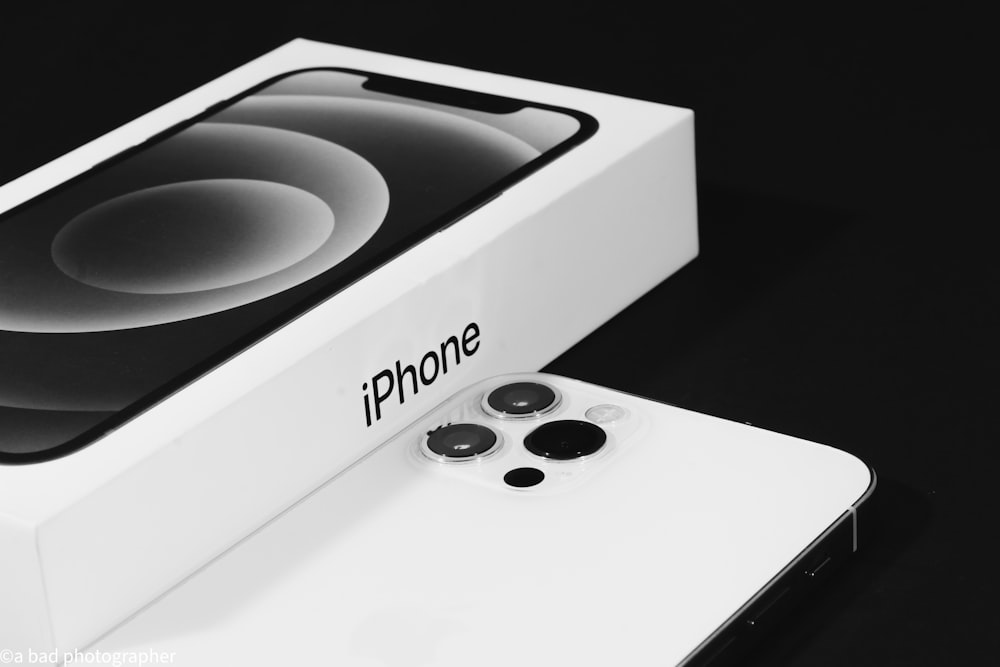 Un iPhone está sentado en una caja sobre una mesa