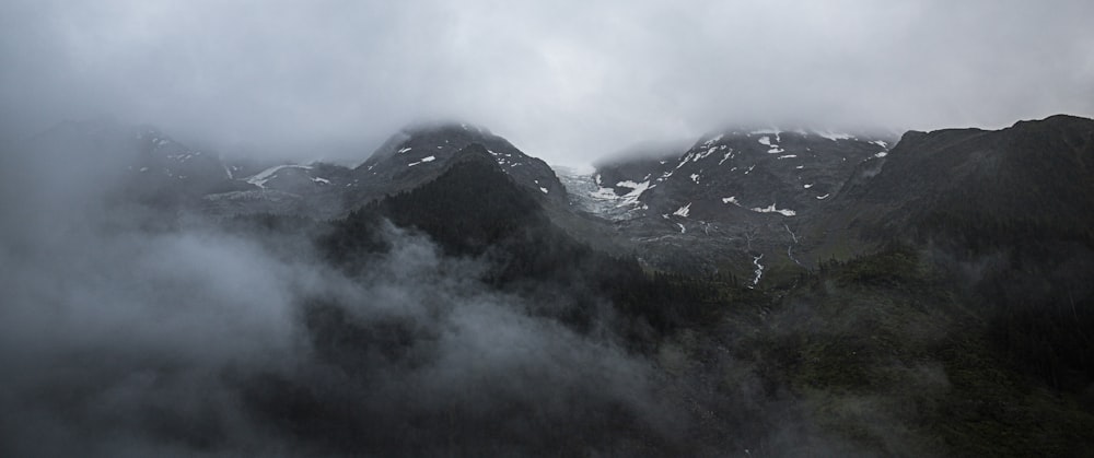eine Bergkette mit Nebel und Wolken bedeckt