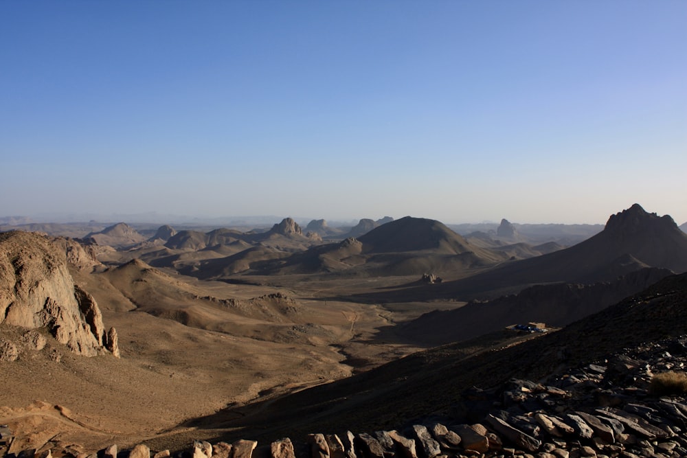 Blick auf eine felsige Bergkette in der Wüste