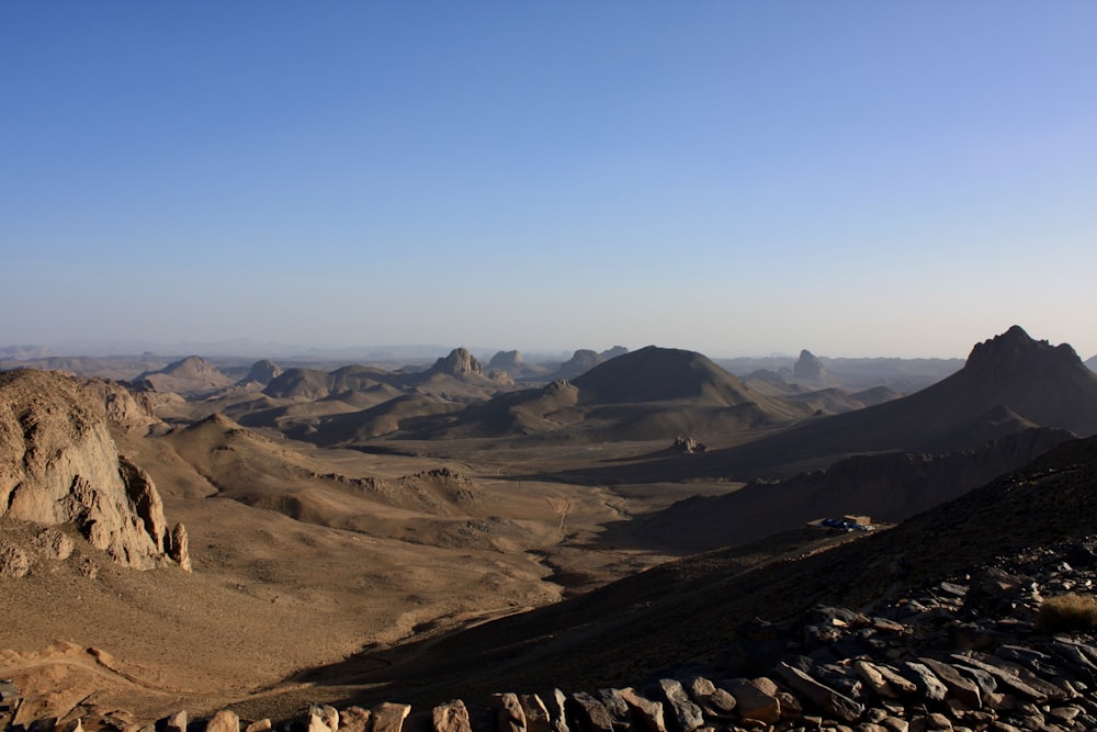uma vista de uma cordilheira rochosa no deserto