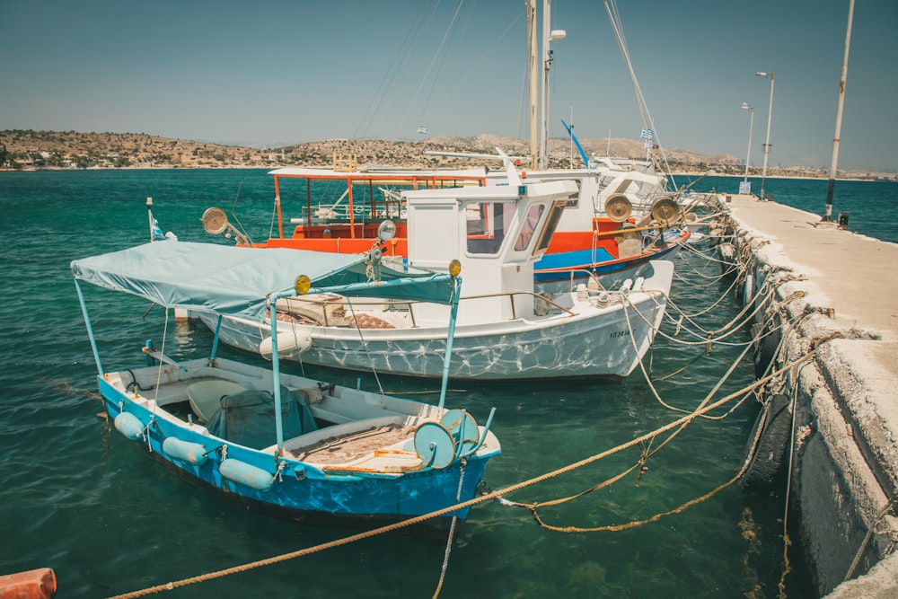 Un par de botes que están sentados en el agua