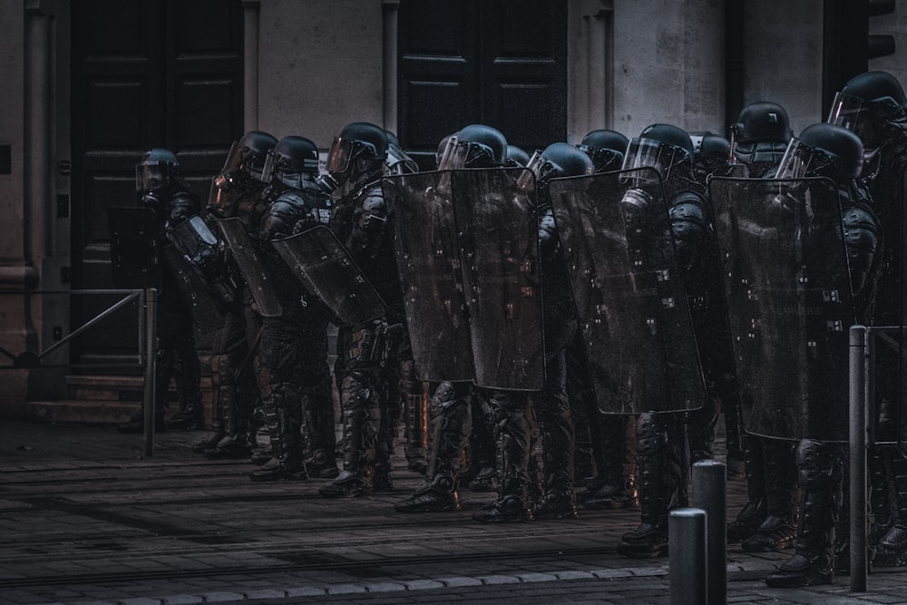 um grupo de pessoas em pé na frente de um edifício