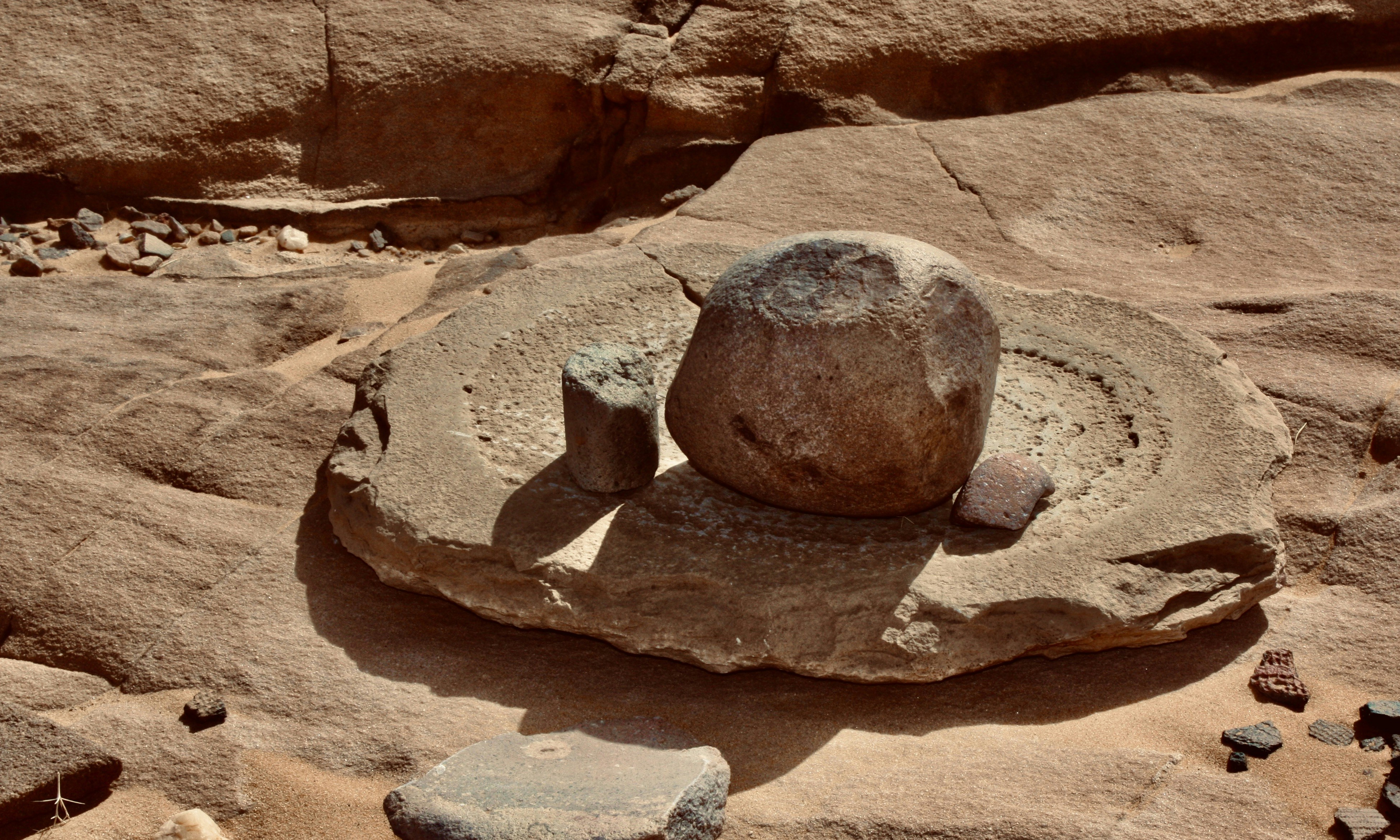 Prehistoric grain mill, more than 7000 years old - Algerian Sahara - Tassili du Hoggar photo made by rouichi / switzerland