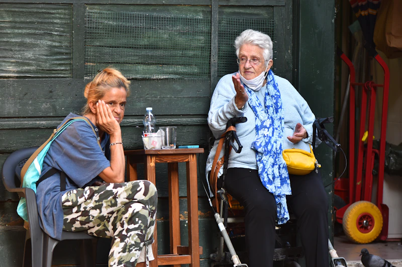 dos mujeres sofisticadas en una mesa de cena