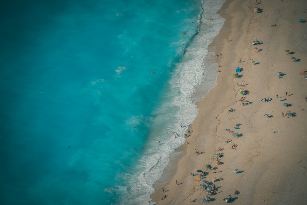 Una vista aérea de una playa con gente en ella