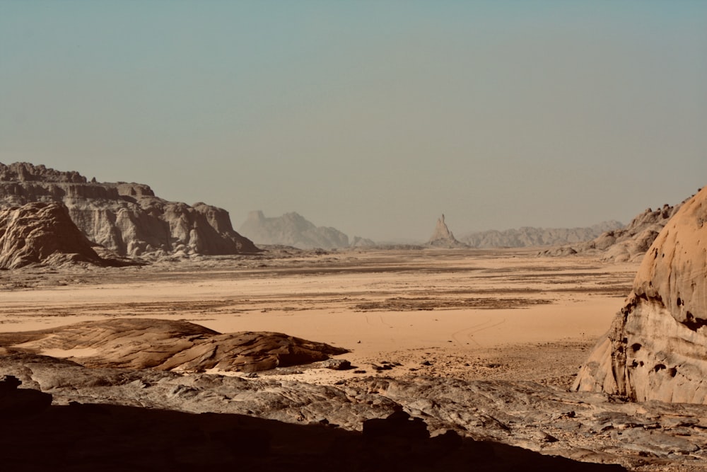 Un paisaje desértico con montañas en la distancia