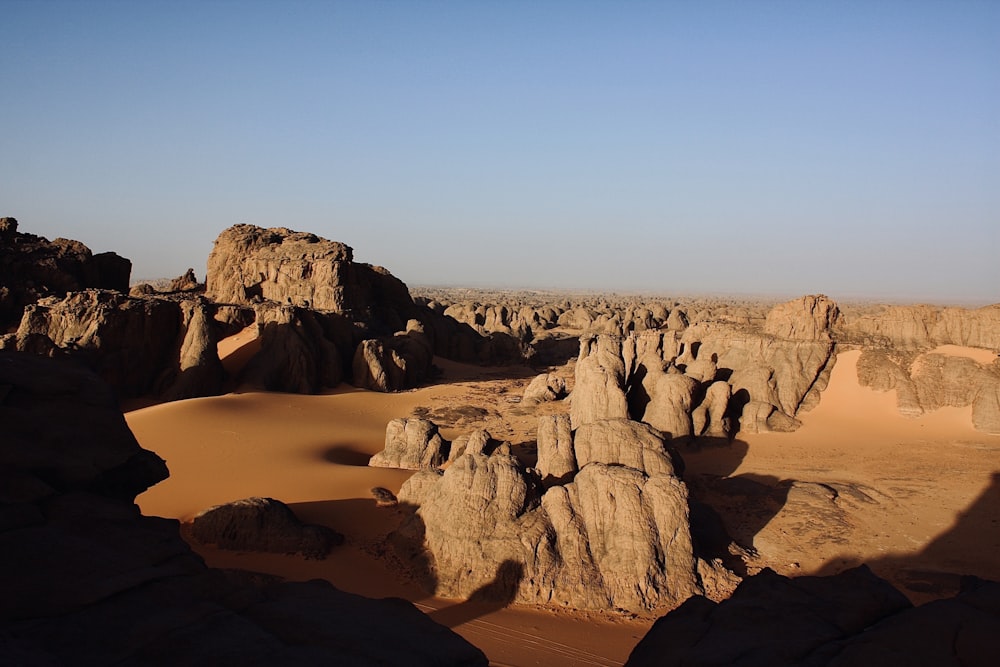uma paisagem desértica com rochas e areia
