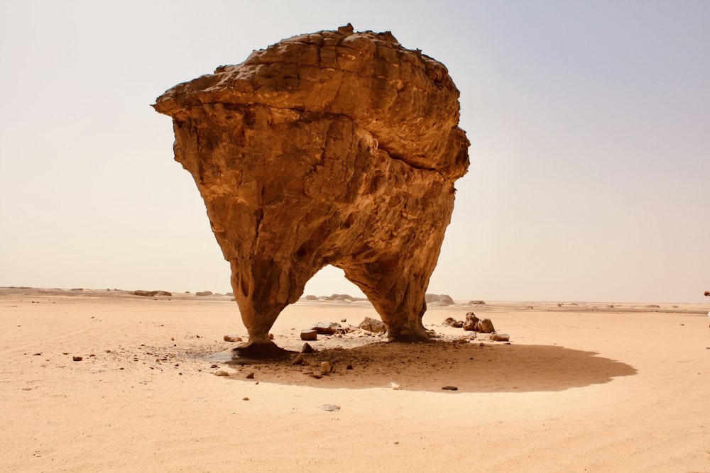uma grande rocha no meio de um deserto