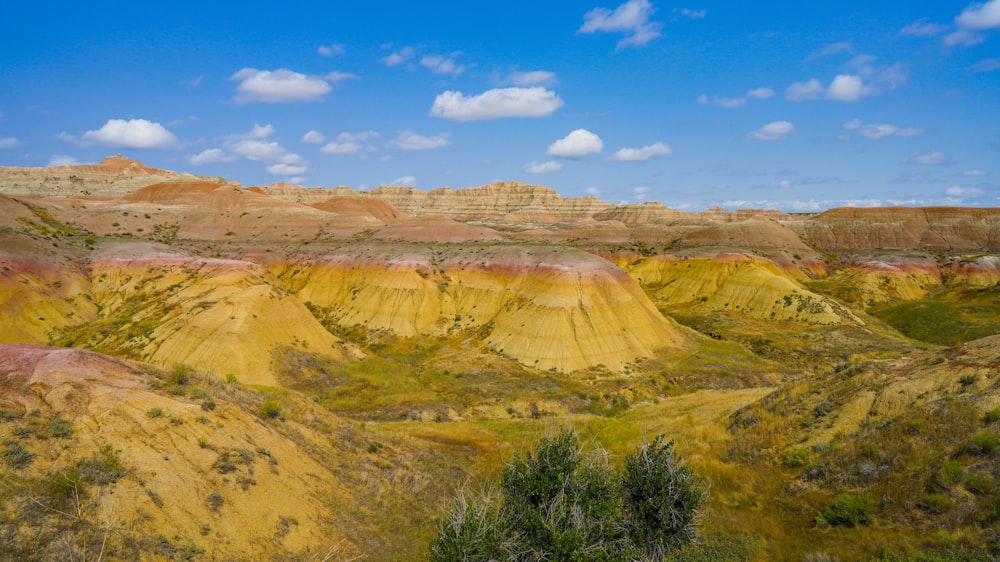 Una vista panorámica de un desierto con un cielo azul