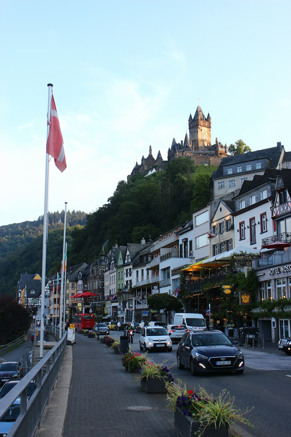 Eine Stadtstraße mit vielen hohen Gebäuden gesäumt