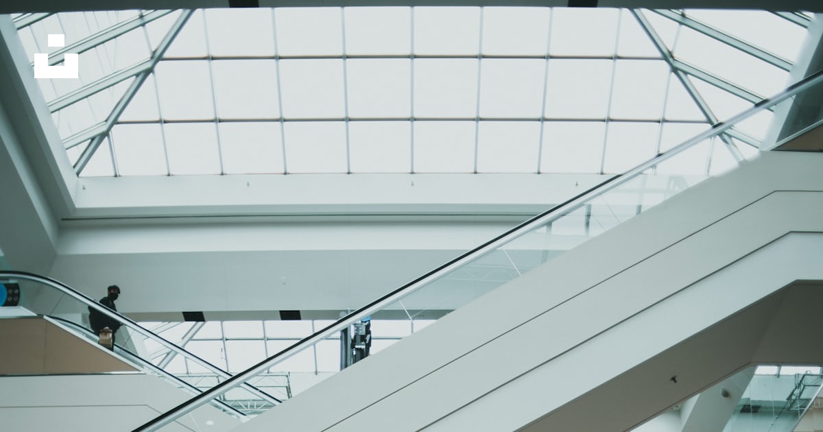 A large atrium with a skylight above it photo – Free Grey Image on Unsplash