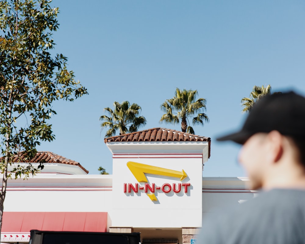 Un homme debout devant un fast-food