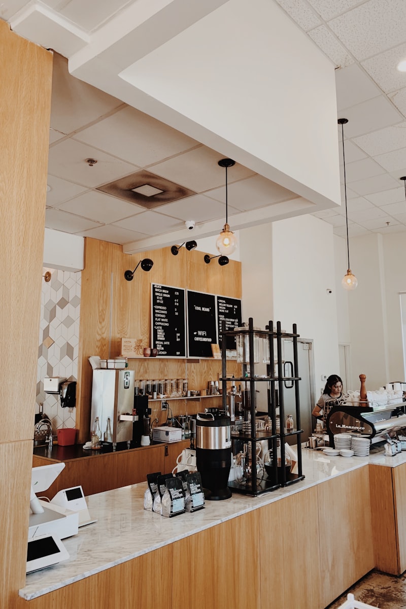 Innenraum eines Cafés mit großzügiger Theke
