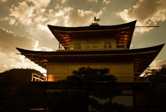 Detalle arquitectónico de un templo japonés con luz suave al amanecer