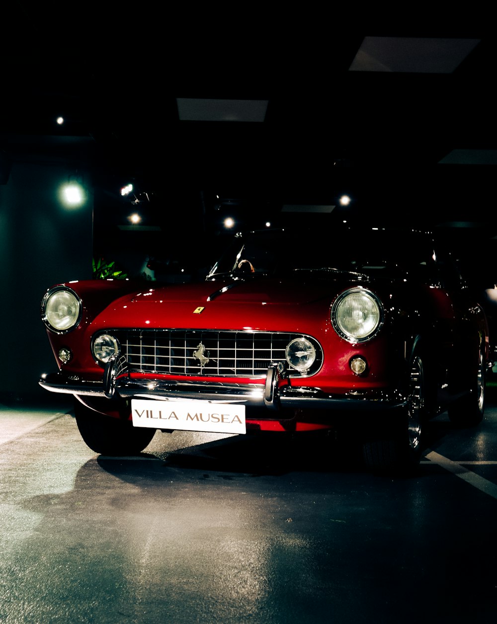 Un'auto d'epoca rossa parcheggiata in un garage