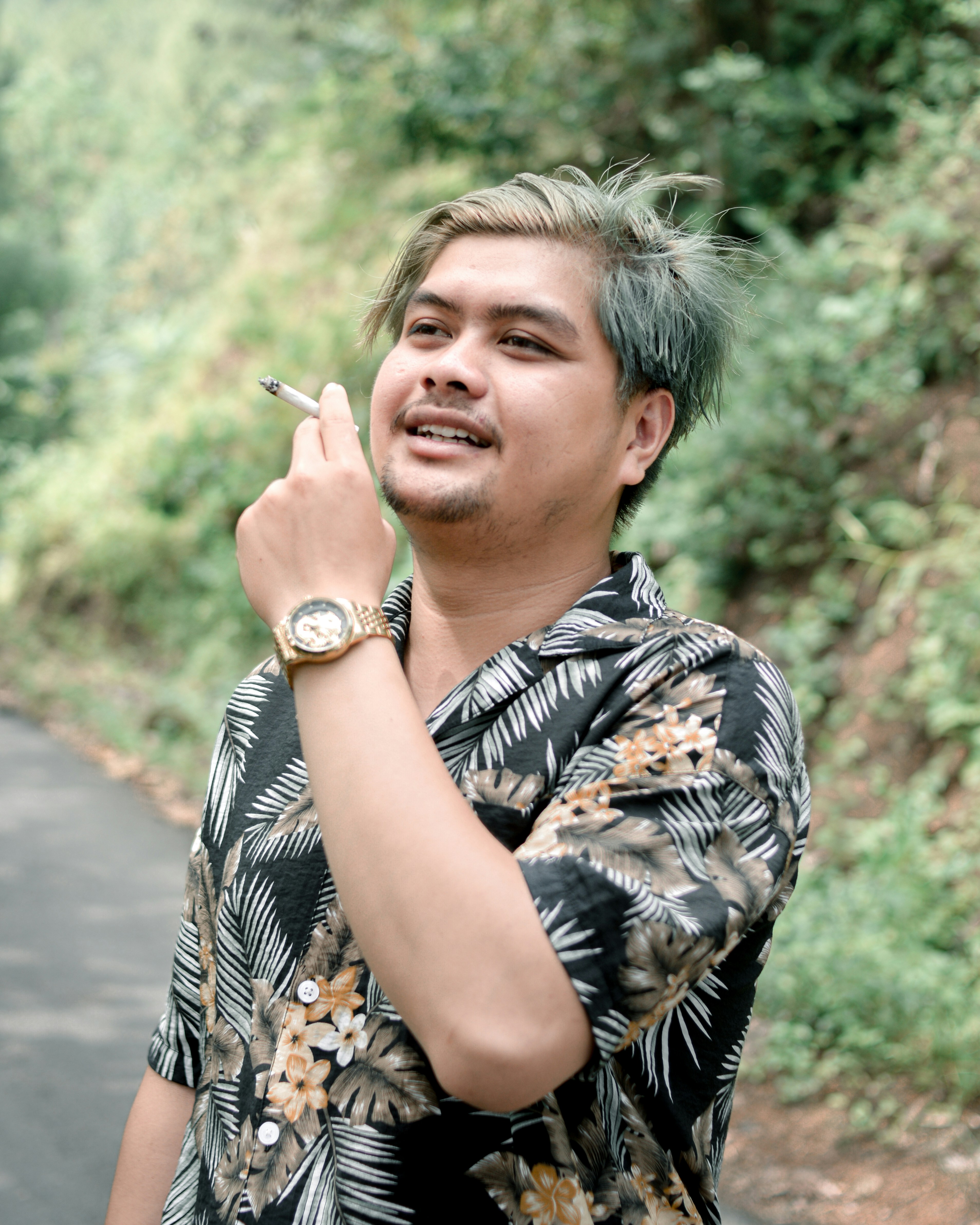 Seorang pria merokok di pinggir jalan