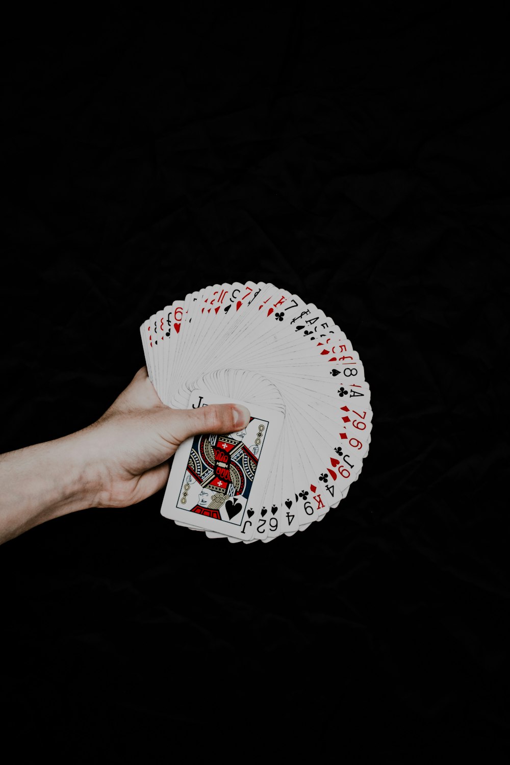 카드 놀이 한 벌을 들고 있는 손