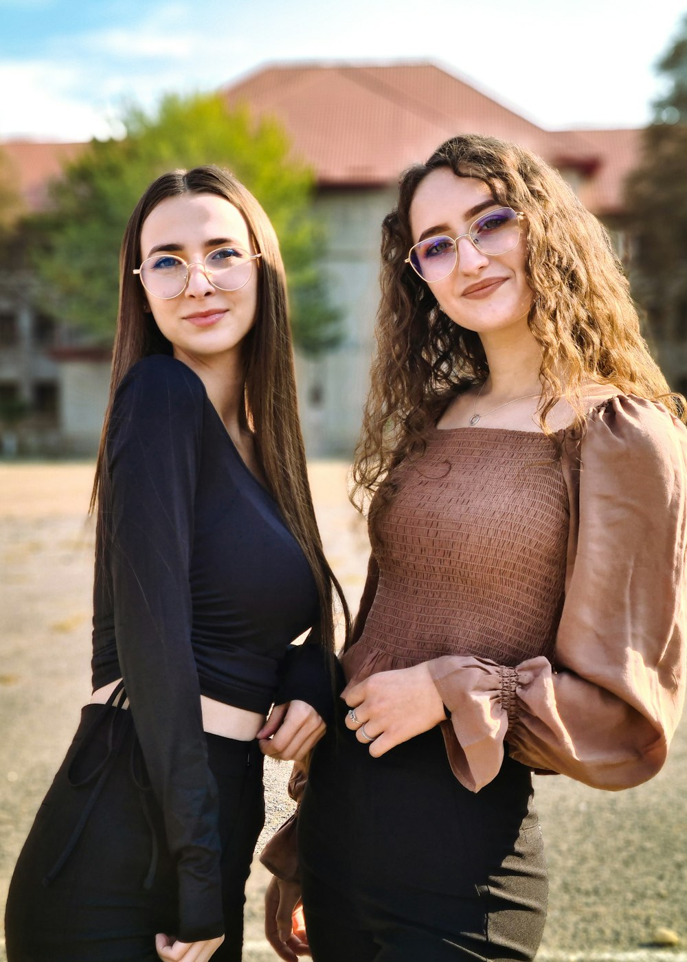 Dos hermosas mujeres jóvenes de pie una al lado de la otra