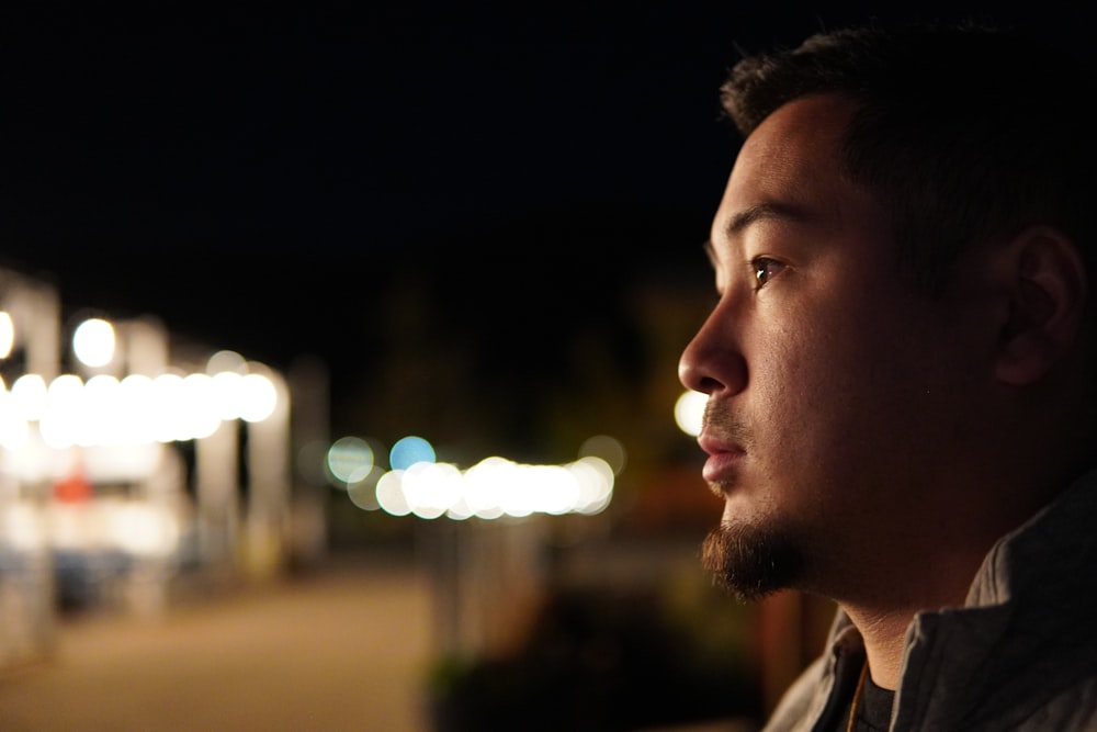 Un hombre mirando a lo lejos por la noche