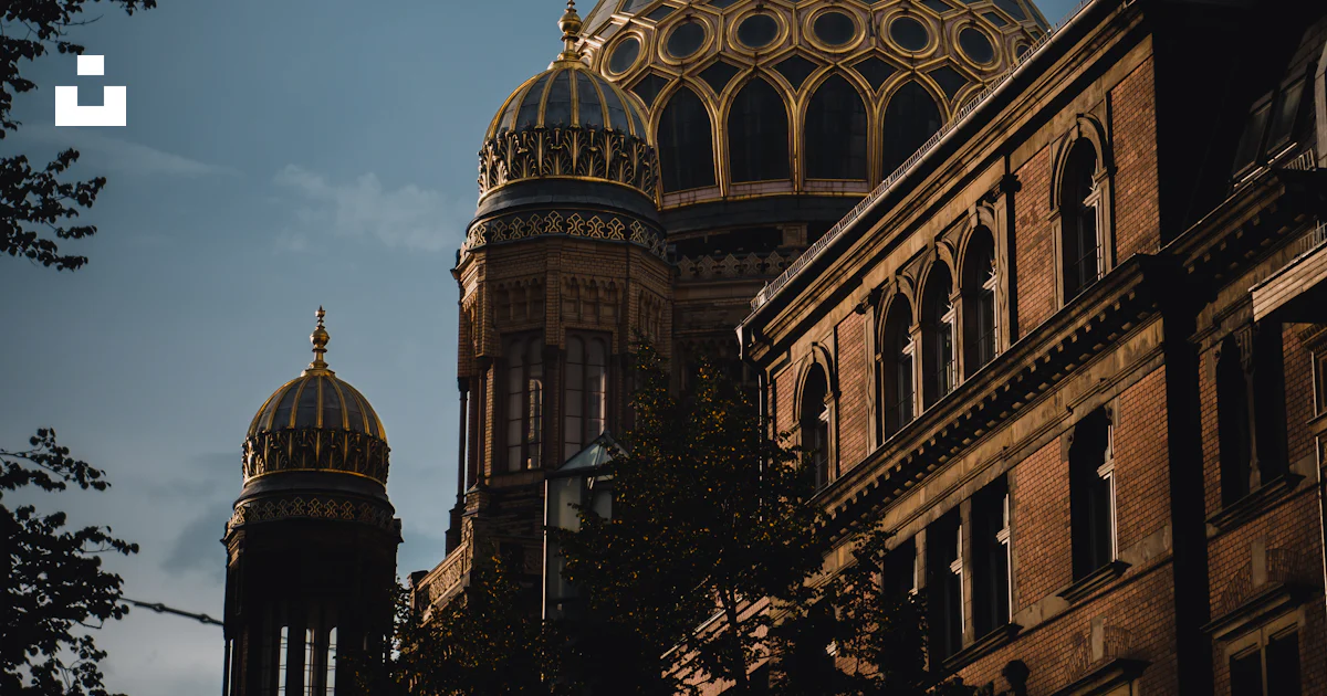Foto Un gran edificio con una cúpula encima – Imagen Berlina gratis en ...