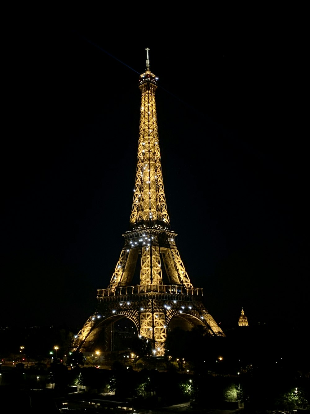 the eiffel tower lit up at night