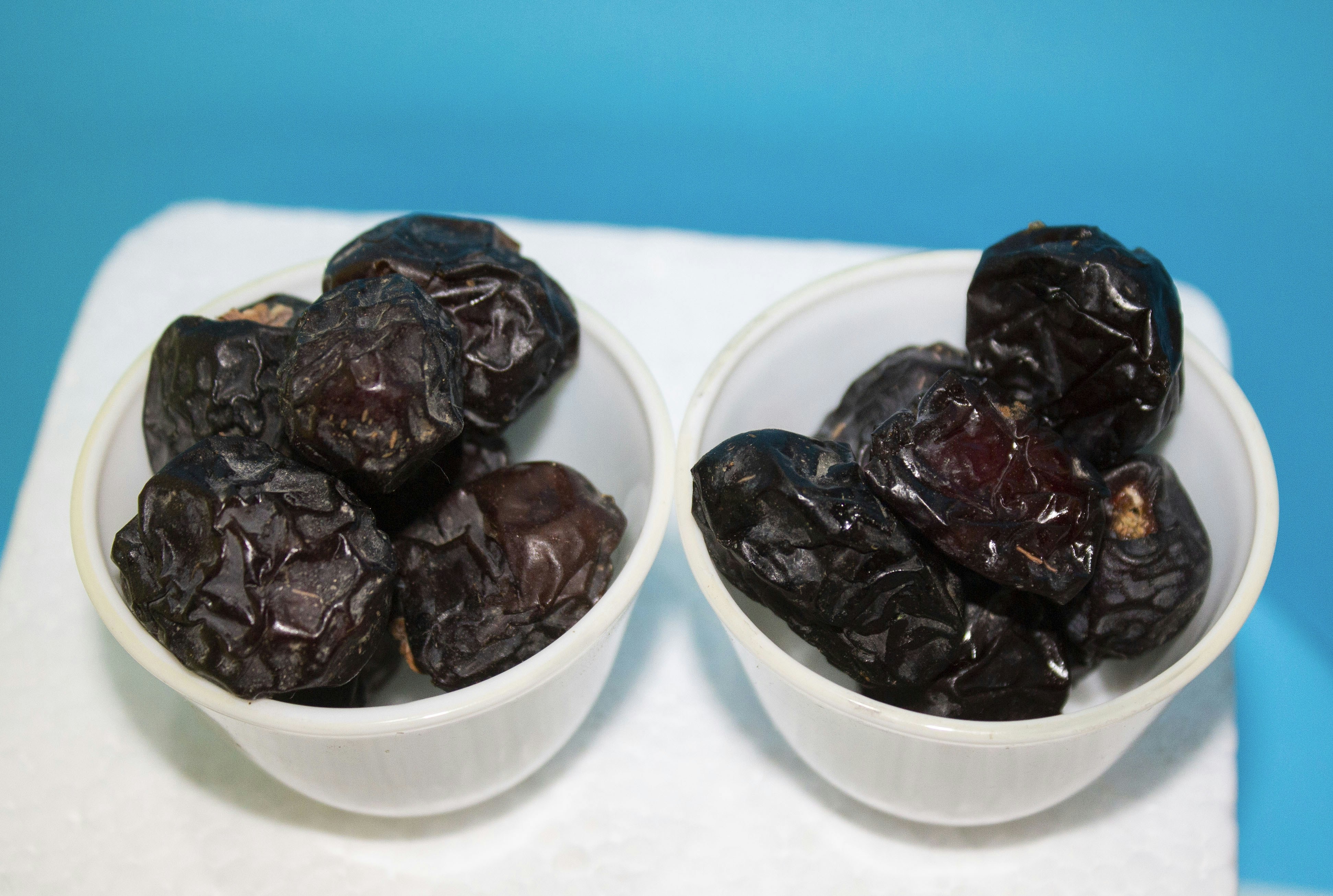 comparing a small portion of raisins to a large bowl of grapes - healthy foods to eat everyday to lose weight