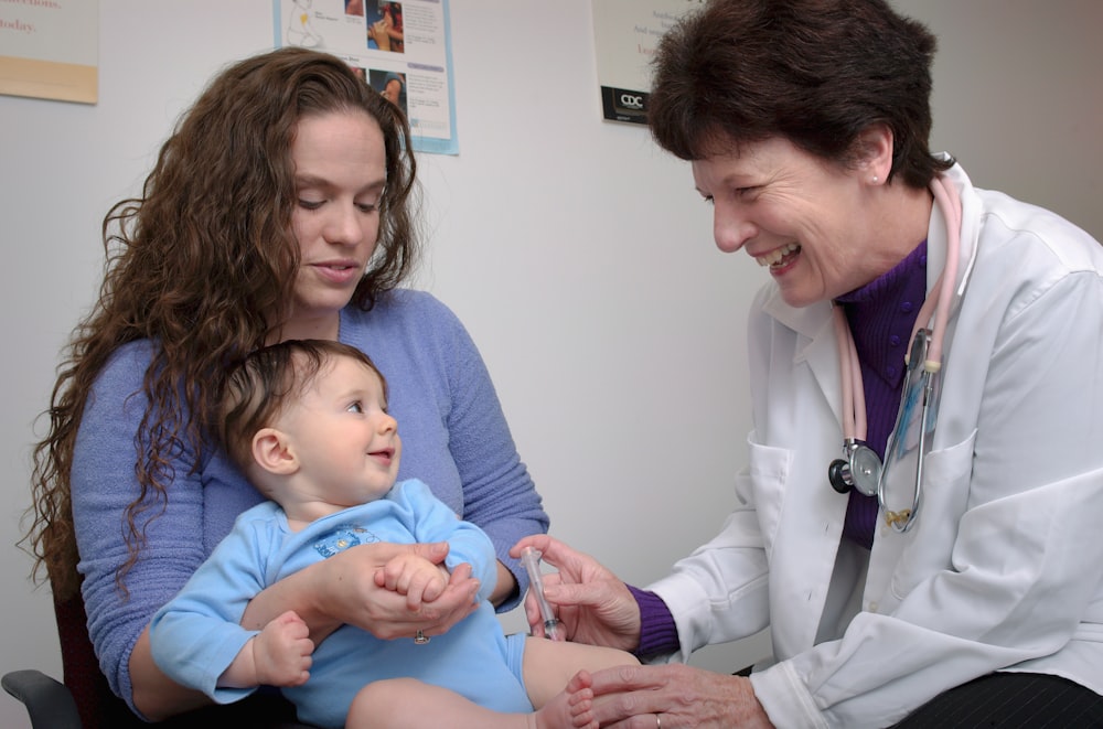 Un bambino piccolo viene esaminato da un medico