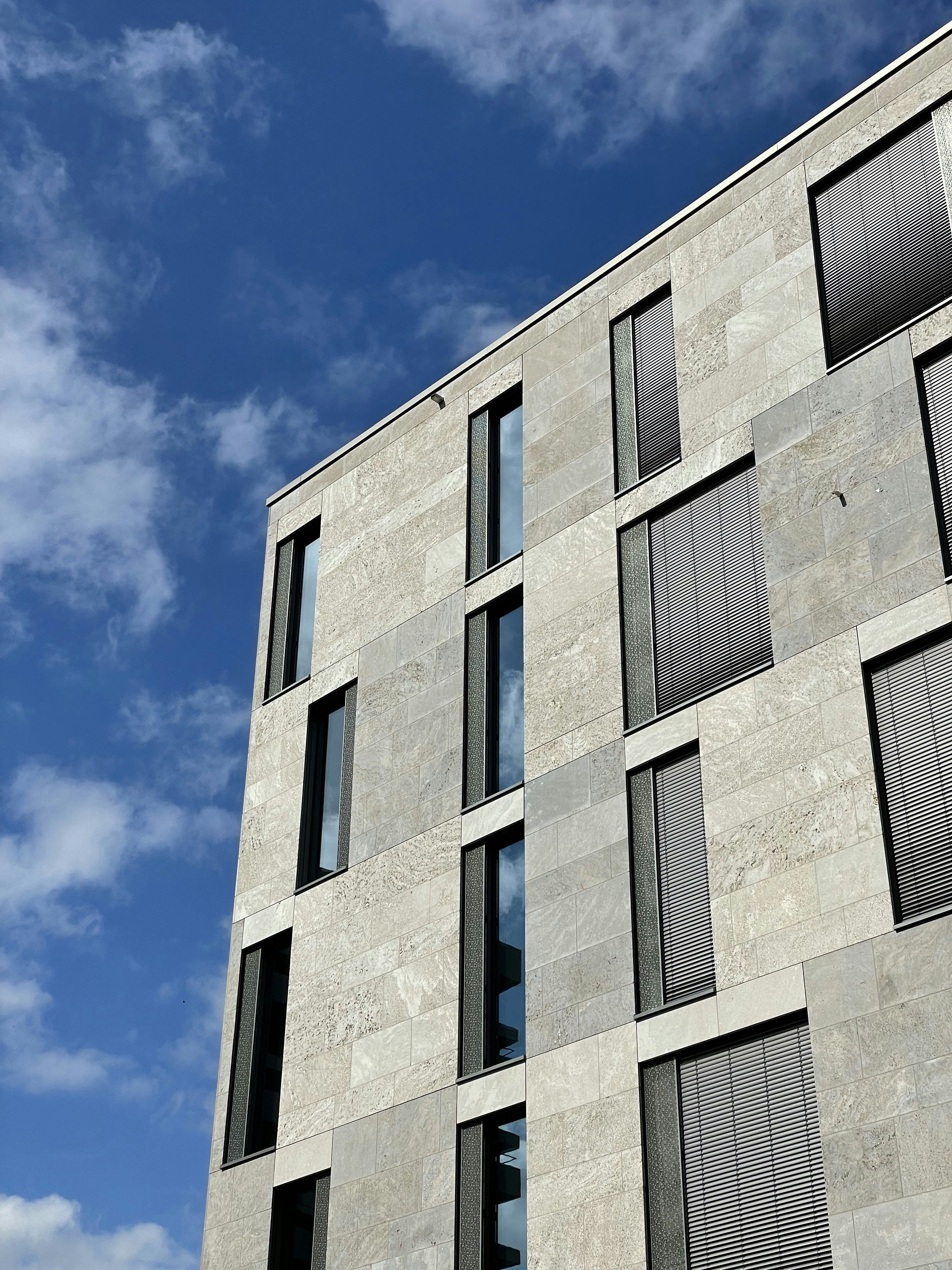 un-grand-b-timent-avec-beaucoup-de-fen-tres-et-une-horloge-photo