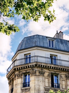 Vue d’un balcon filant aménagé 