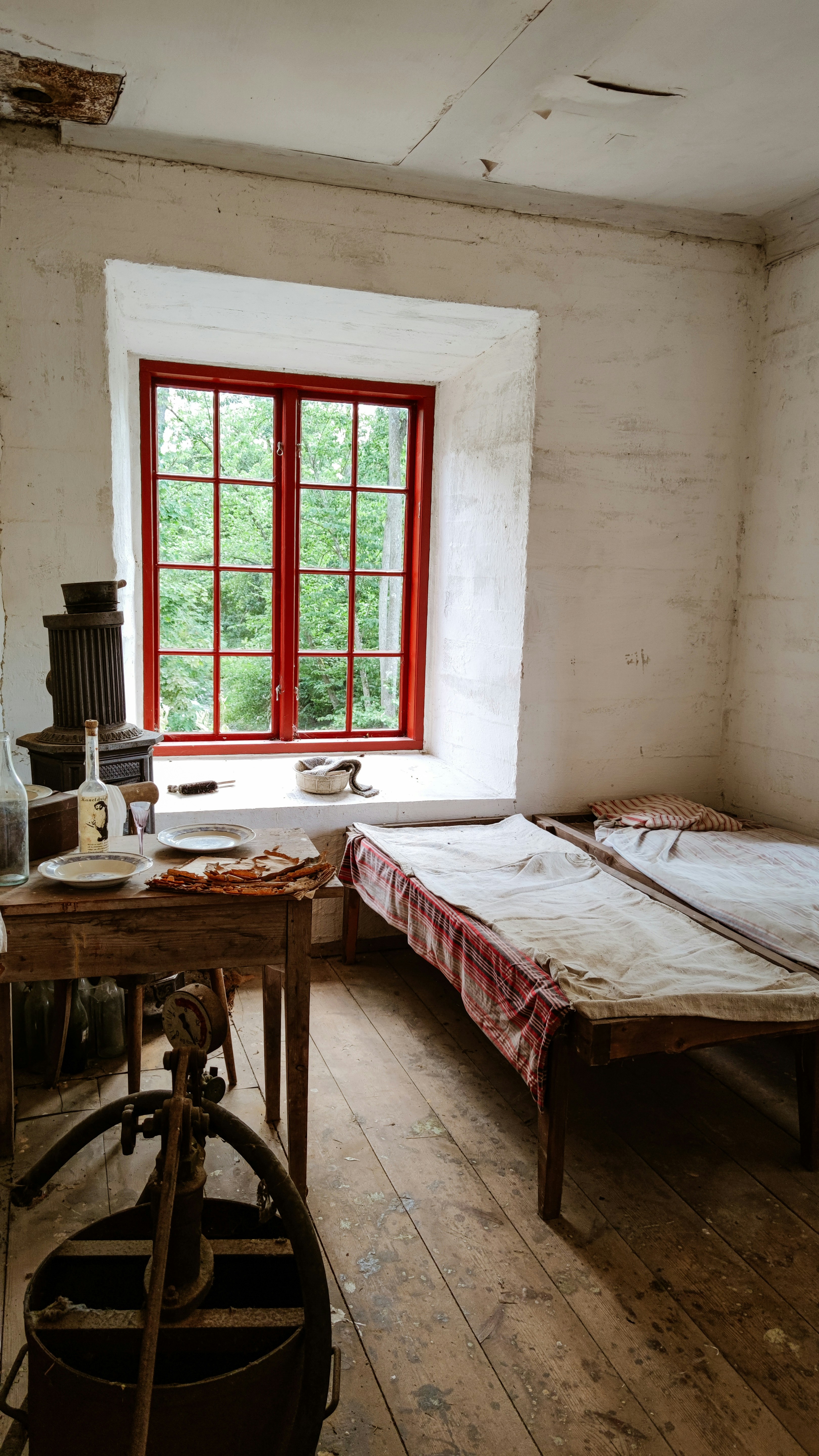 rustic farmhouse bedroom, wallpaper, Farmhouse Bedroom for Small Spaces 4