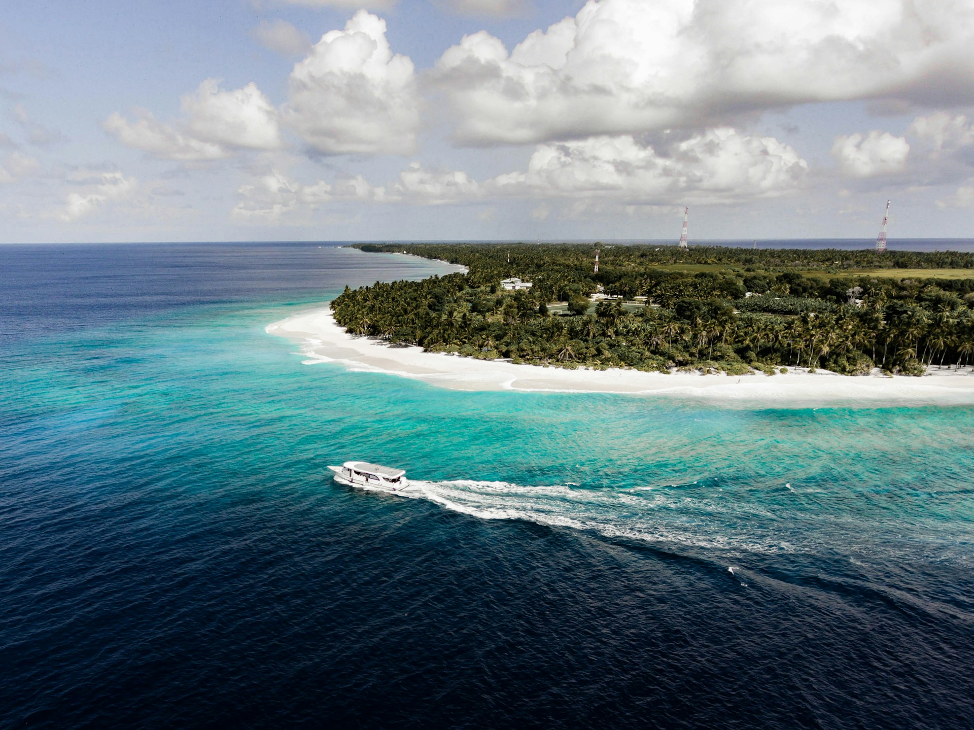 a boat is traveling through the water near an island