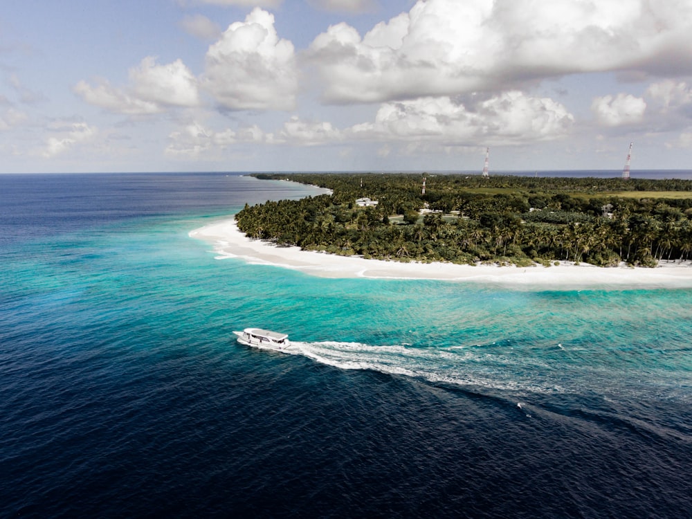 a boat is traveling through the water near an island