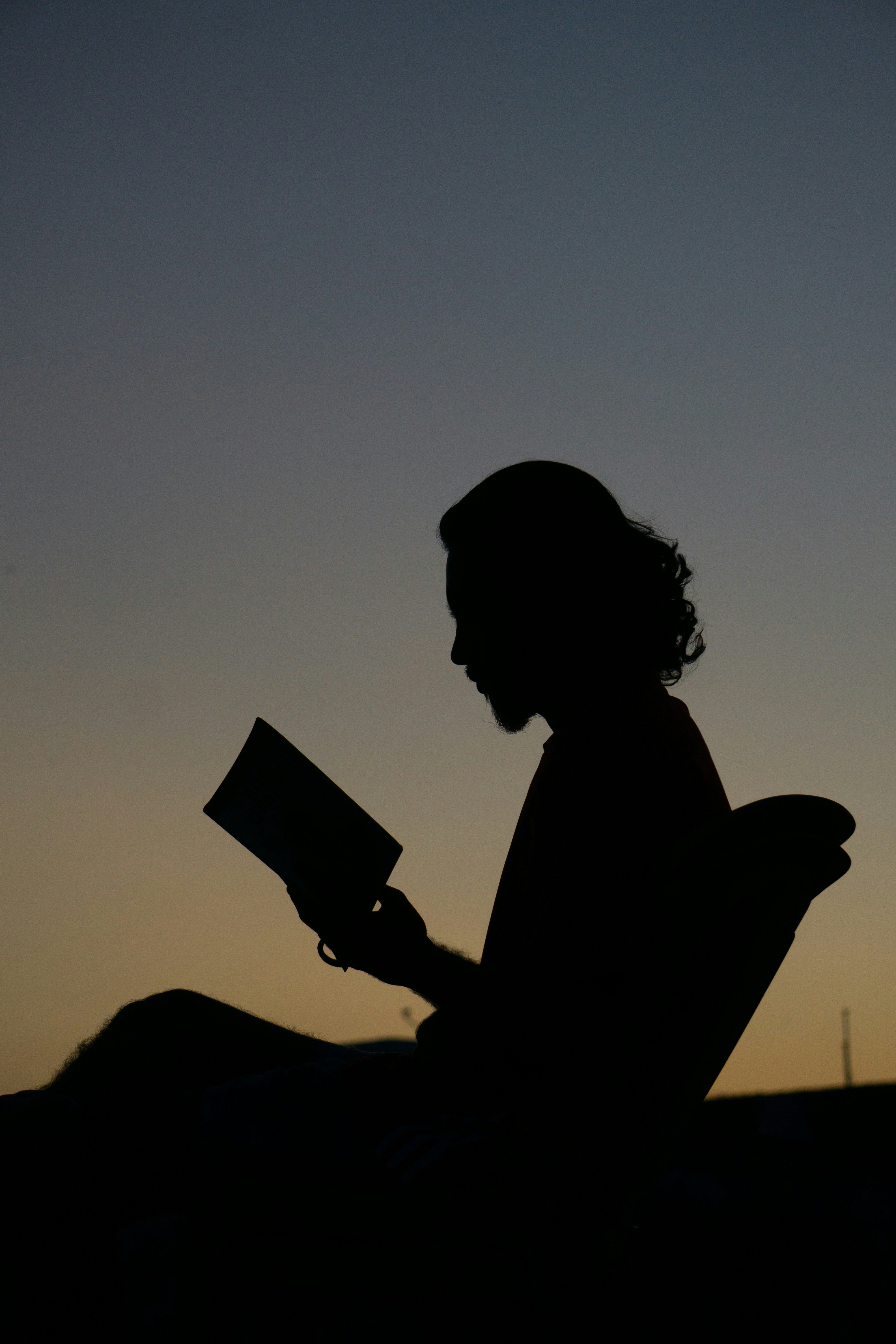 日没時にコンクリートの壁でジャンプする男のシルエットの写真 Unsplashで見つけるラクナウの無料写真