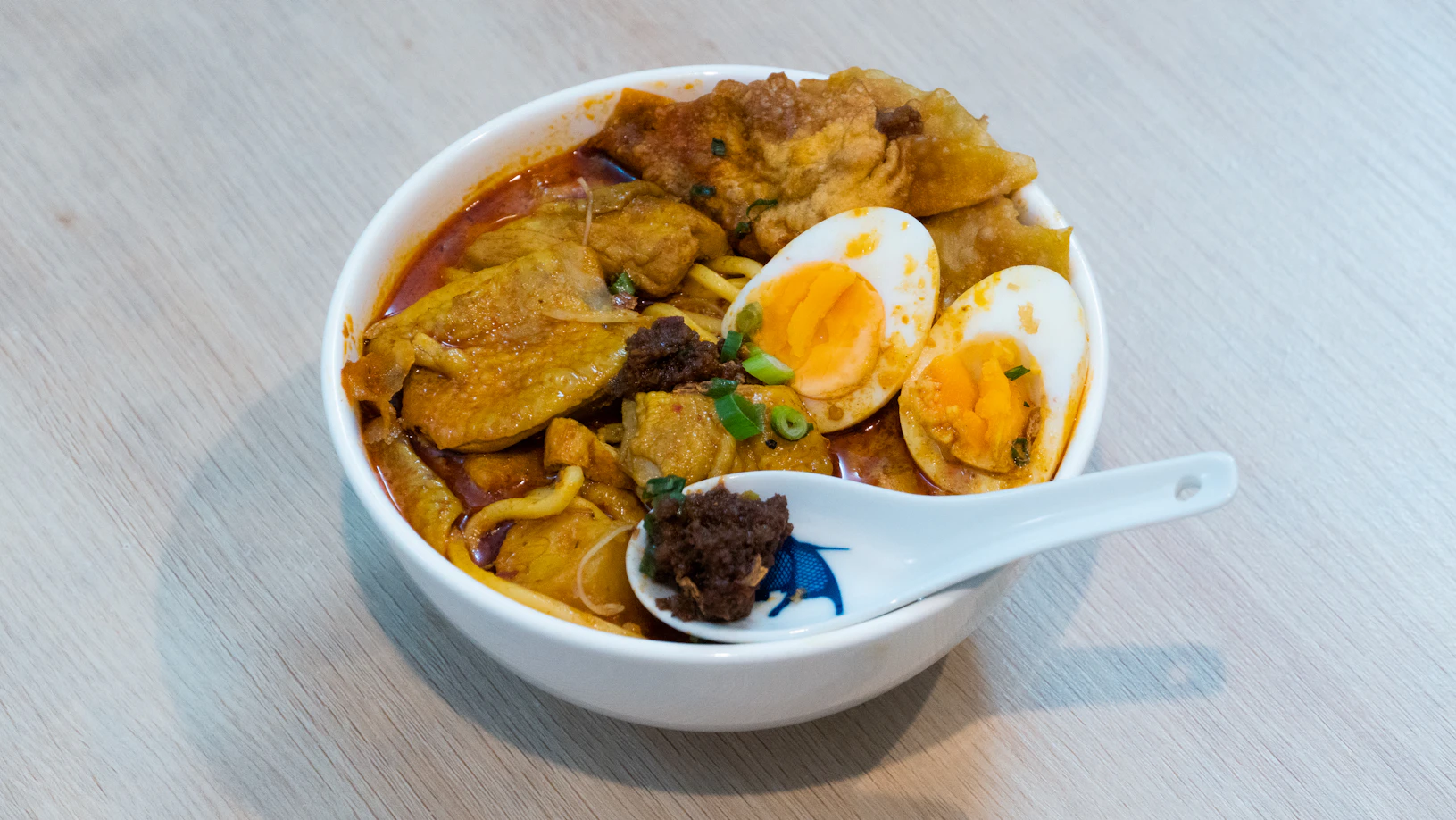 A steaming bowl of fresh Penang Asam Laksa