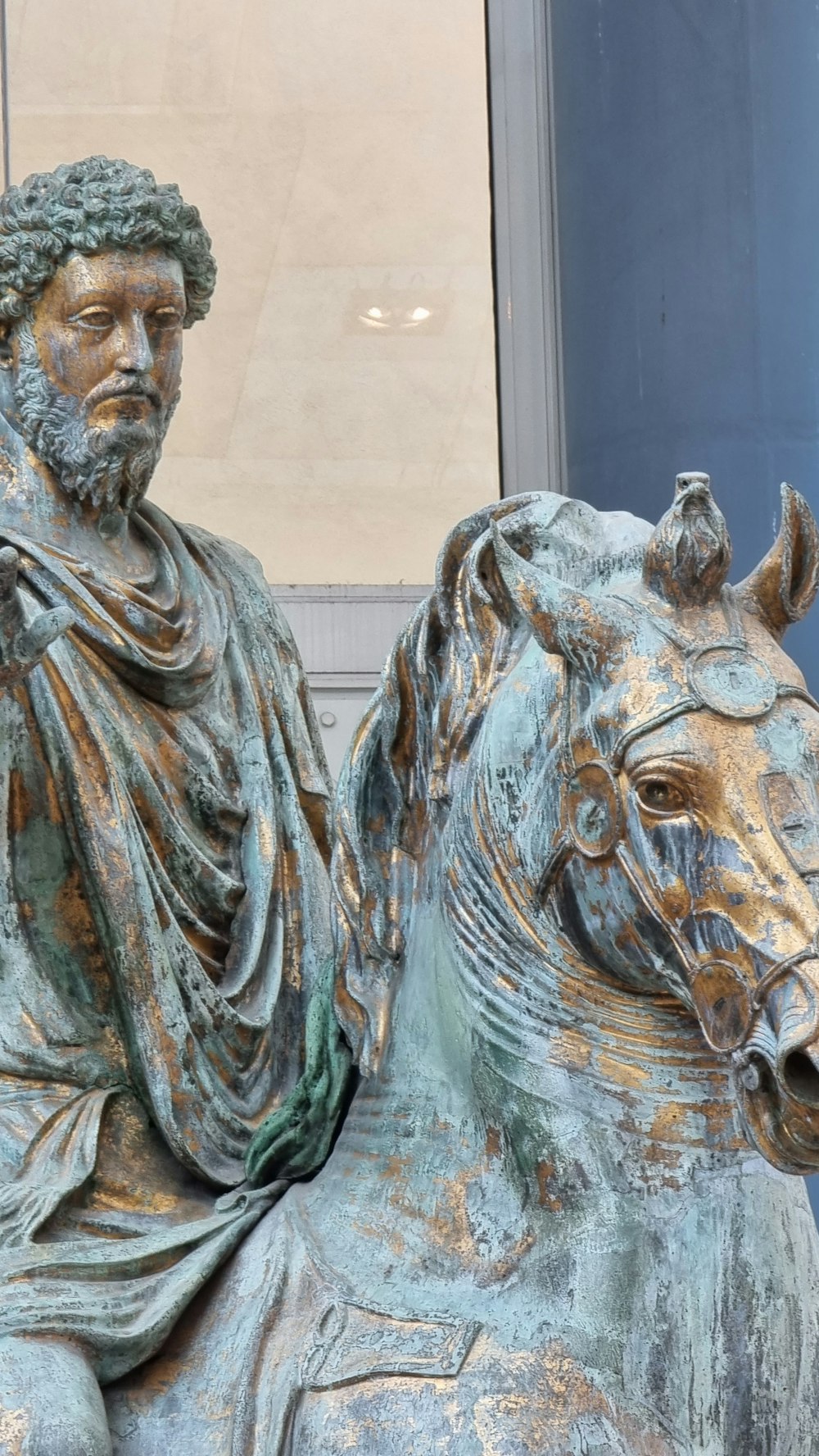 uma estátua de um homem sentado em um cavalo