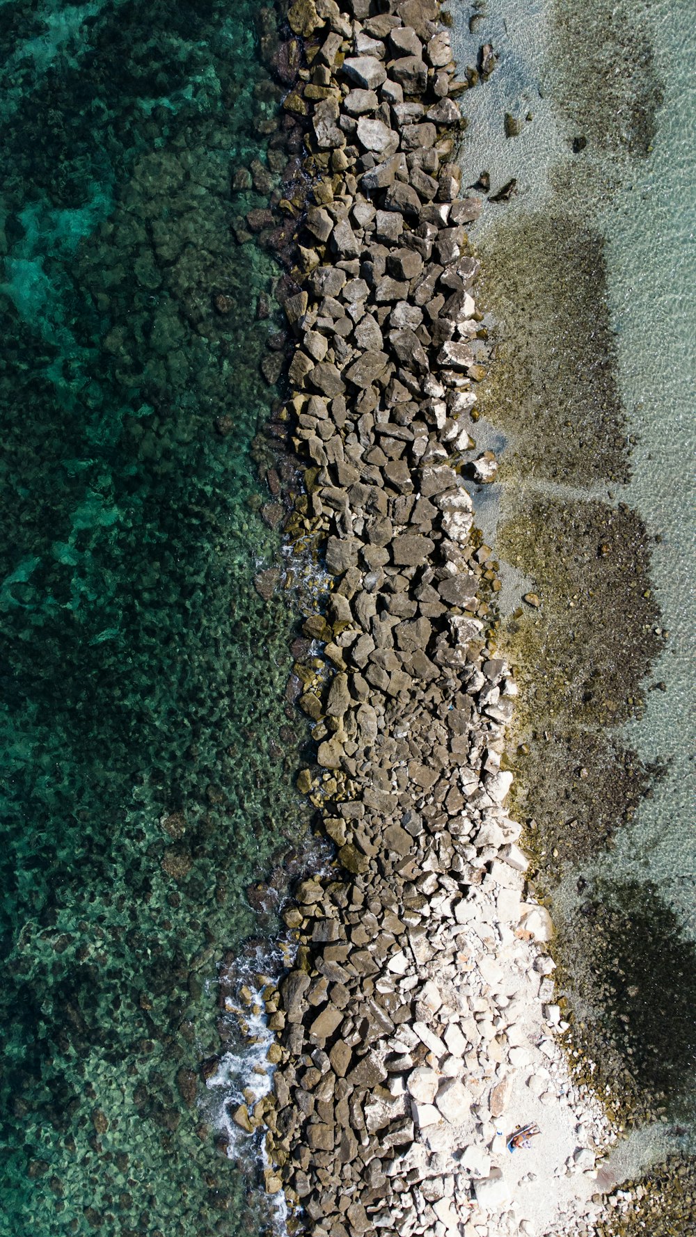 a bird's eye view of the water and rocks