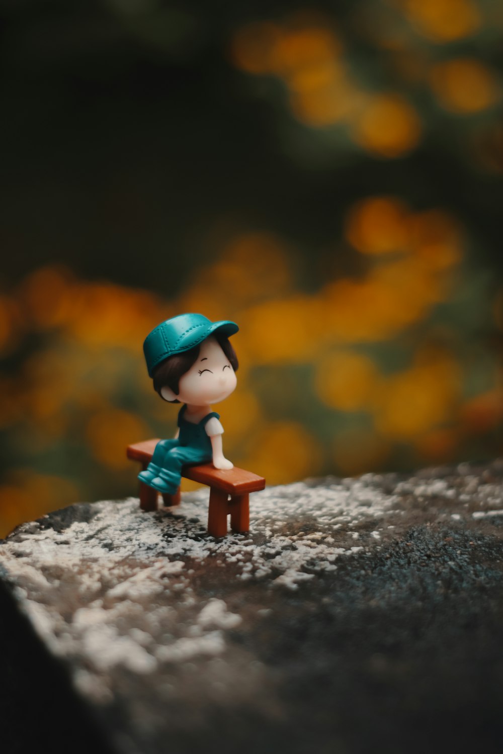 Ein kleines Spielzeug sitzt auf einer Holzbank