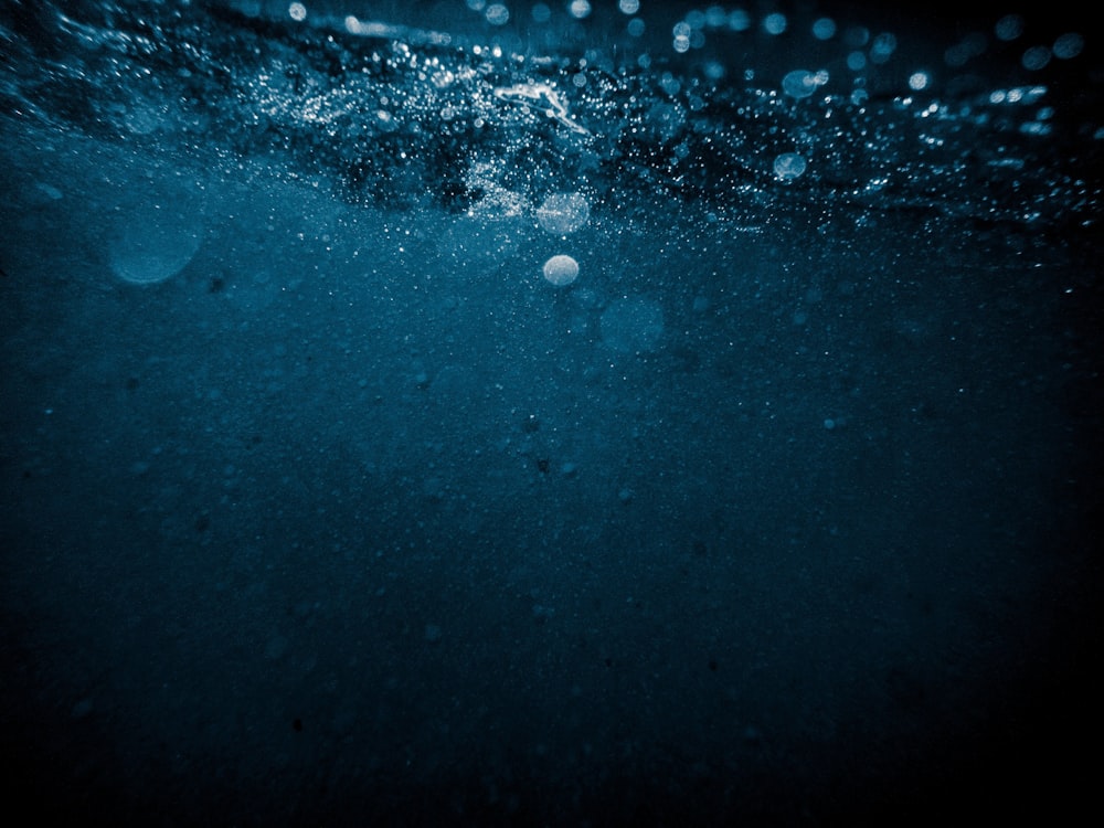 Un océano azul oscuro con burbujas de agua