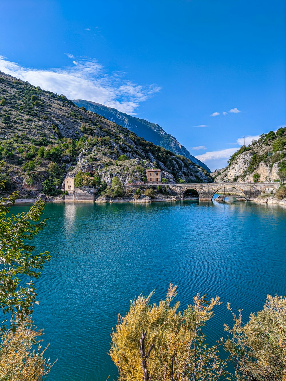 una gran masa de agua rodeada de montañas