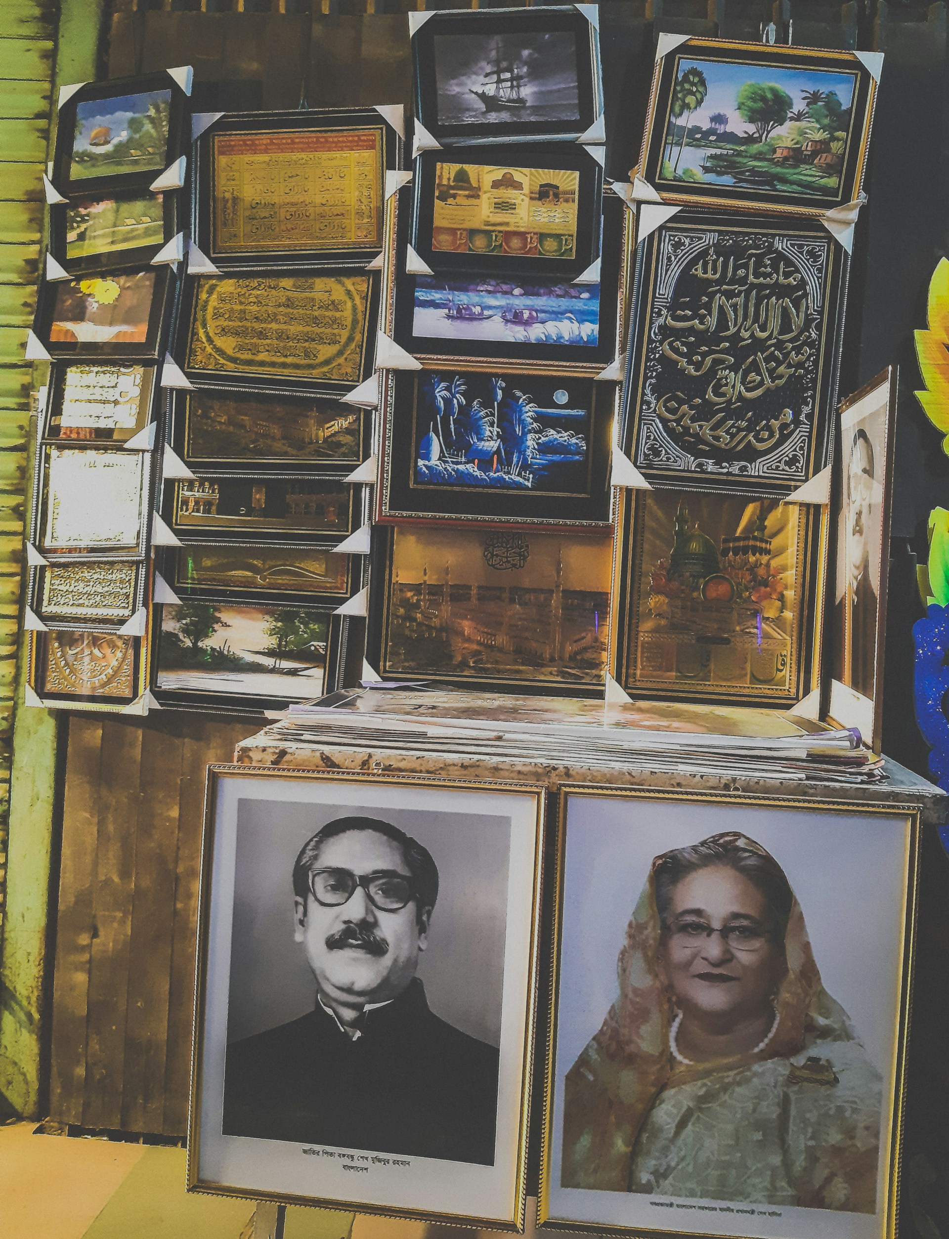 gray computer monitor