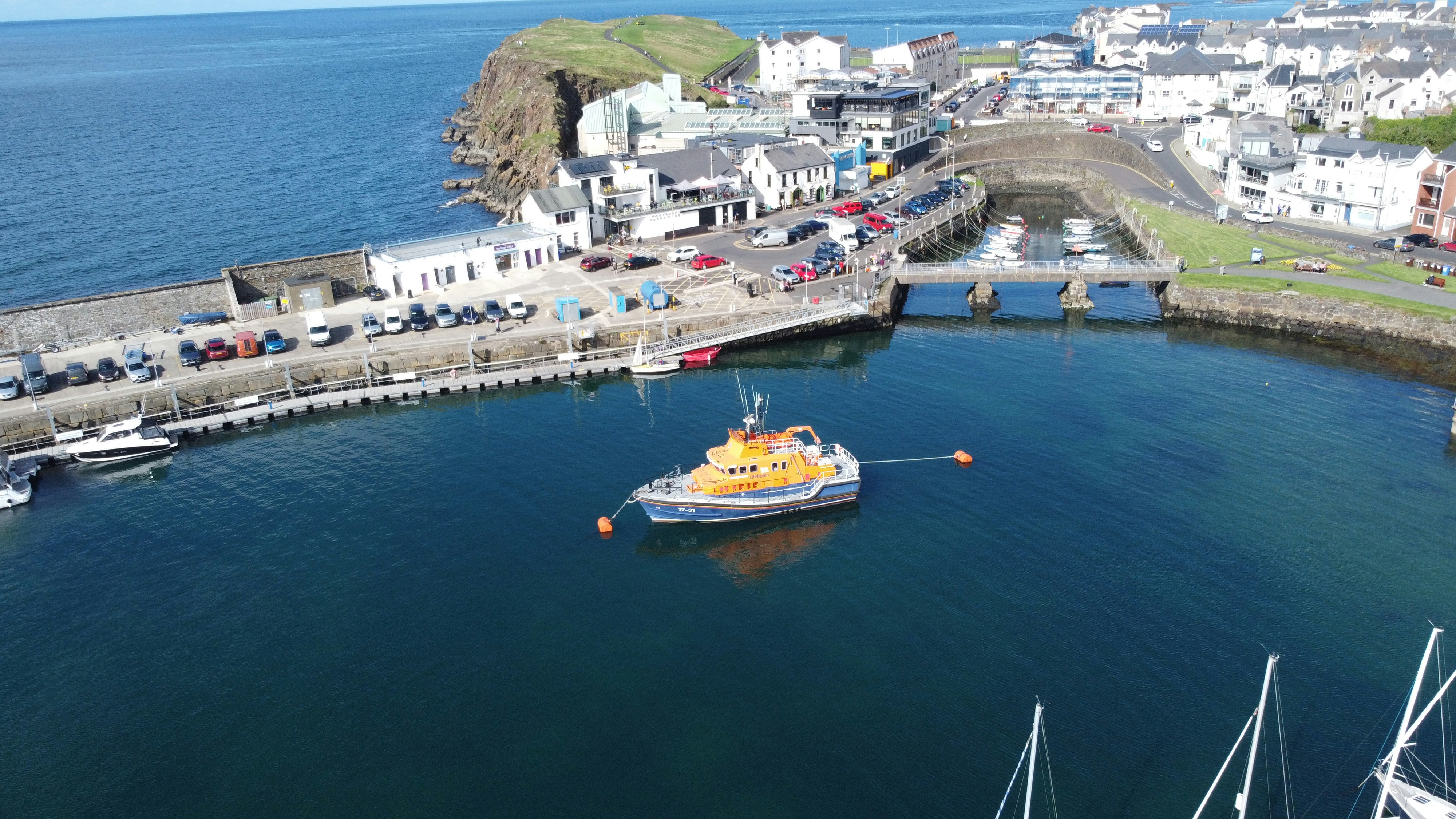 Ein gelb-weißes Boot liegt im Wasser