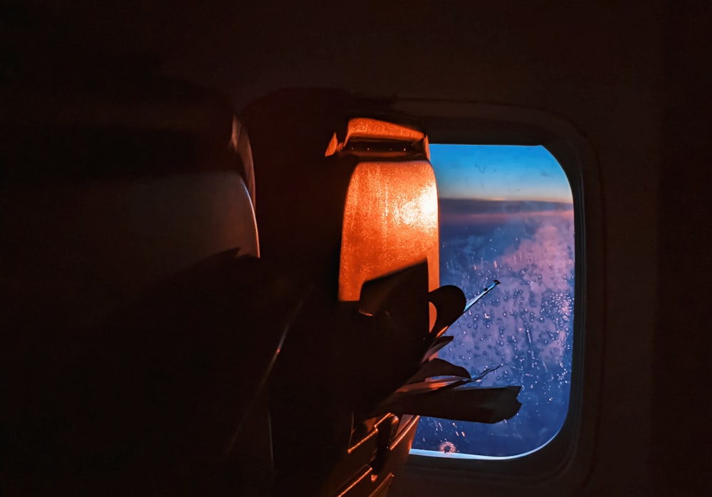 uma vista da asa de um avião através de uma janela