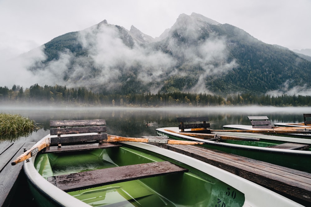 quelques bateaux assis dans l’eau